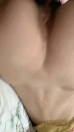 呆萌小美女初下海！侧躺蜜桃美臀诱惑，展示美腿美足，掰开小穴特写，小洞紧致毛毛浓密 截图8