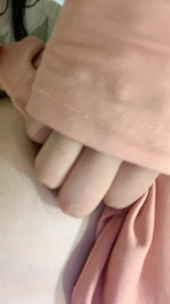 呆萌小美女初下海！侧躺蜜桃美臀诱惑，展示美腿美足，掰开小穴特写，小洞紧致毛毛浓密 截图9