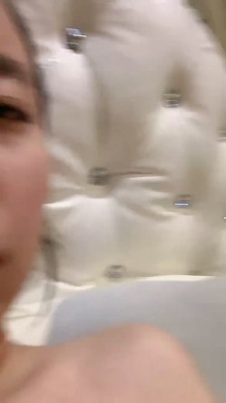 呆萌小美女初下海！侧躺蜜桃美臀诱惑，展示美腿美足，掰开小穴特写，小洞紧致毛毛浓密 截图11