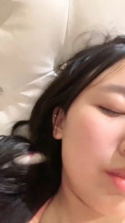 呆萌小美女初下海！侧躺蜜桃美臀诱惑，展示美腿美足，掰开小穴特写，小洞紧致毛毛浓密 截图16