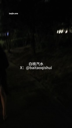 推特女神，【白桃汽水】露出博主，电梯口自慰把路人吓得不敢出电梯，留下一句卧槽直接跑了 截图1
