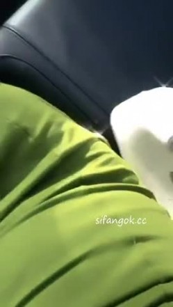 快手泄密！高颜值御姐【叶子姐姐】极骚露脸福利，裸舞自慰，各种场地户外啪啪 截图3