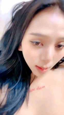 约个上海小骚妇，全程露脸乖巧的舔弄大鸡巴，激情上位跟狼友互动撩骚，让大哥压在身下爆草蹂躏，呻吟可射 截图7