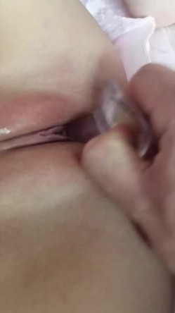 乱伦真实兄妹流出，让你不好好读书，呜呜呜~呜呜呜~ 面对哥哥的强势进攻，妹妹委屈哭了。。 截图3
