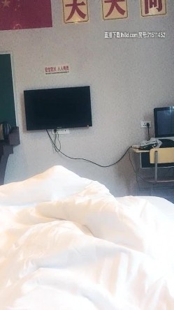 教室里的呻吟，教室都快改宾馆了熟女老骚逼的激情被小哥狂插内射还不够，道具自慰骚逼浪叫 截图1