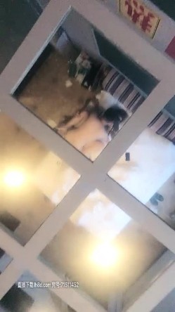 教室里的呻吟，教室都快改宾馆了熟女老骚逼的激情被小哥狂插内射还不够，道具自慰骚逼浪叫 截图3