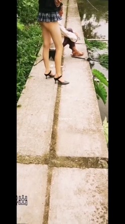 风筝断了人前露出超刺激露出,大妈大爷看的眼睛都直啦 截图8