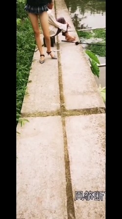 风筝断了人前露出超刺激露出,大妈大爷看的眼睛都直啦 截图9