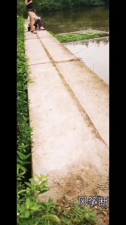 风筝断了人前露出超刺激露出,大妈大爷看的眼睛都直啦 截图12