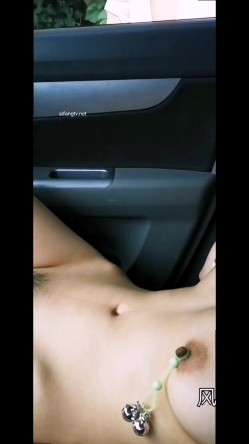风筝断了人前露出超刺激露出,大妈大爷看的眼睛都直啦 截图13