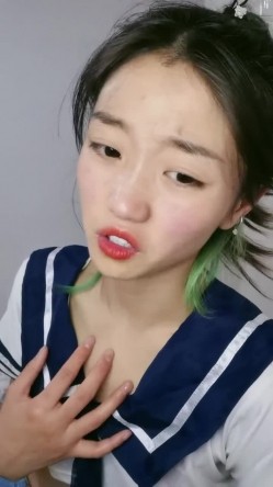 给大家跳个舞甜美鸭舌帽妹子热舞自慰，边跳边脱坐椅子上掰穴，特写跳蛋震动阴蒂，娇喘呻吟高潮流出白浆 截图1