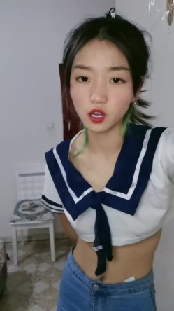 给大家跳个舞甜美鸭舌帽妹子热舞自慰，边跳边脱坐椅子上掰穴，特写跳蛋震动阴蒂，娇喘呻吟高潮流出白浆 截图3