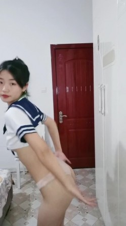 给大家跳个舞甜美鸭舌帽妹子热舞自慰，边跳边脱坐椅子上掰穴，特写跳蛋震动阴蒂，娇喘呻吟高潮流出白浆 截图5
