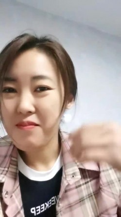 极品人妻！刺激，【放肆的小水娃】，真实良家，标准的贤妻良母，厨房搔首弄姿 截图8