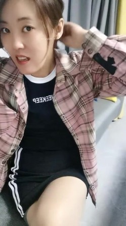 极品人妻！刺激，【放肆的小水娃】，真实良家，标准的贤妻良母，厨房搔首弄姿 截图13