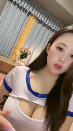 你的心肝脾肺肾 ️极品清纯空姐，就这身姿，放在飞机上要电死多少人，那对大奶子要胸死多少游客，抵挡不住！ 截图4