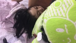 邪恶三人组下药迷翻极品美少妇 换上黑丝和肉丝三个人各种姿势轮流操 截图13