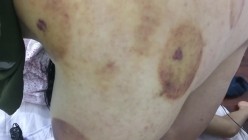 邪恶三人组下药迷翻极品美少妇 换上黑丝和肉丝三个人各种姿势轮流操 截图14