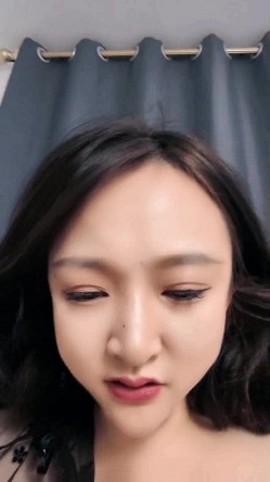 活好不粘人的嫂子，全程露脸让大哥玩着奶子舔弄大鸡巴，骚穴特写淫水多多，道具抽插鸡巴插进去差点没淹死 截图5