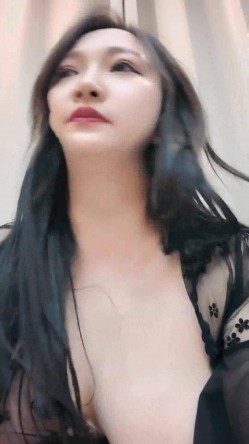 活好不粘人的嫂子，全程露脸让大哥玩着奶子舔弄大鸡巴，骚穴特写淫水多多，道具抽插鸡巴插进去差点没淹死 截图11