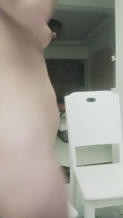 身材不错漂亮越南妹入驻国产黄播 搔首弄姿 自慰抠穴 很是诱人 截图9