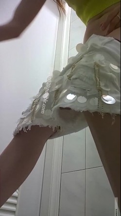 地铁女厕真实偸拍，络绎不绝的年轻小姐姐方便，赏脸赏逼，形态各异 截图9