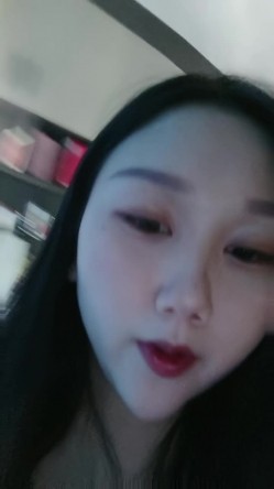 哺乳期良家小奶妈一个人在家奶完孩子陪狼友发骚，全程露脸美美哒淫声荡语互动撩骚，脱光了揉奶玩逼挤奶水 截图3