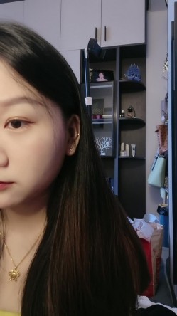 哺乳期良家小奶妈一个人在家奶完孩子陪狼友发骚，全程露脸美美哒淫声荡语互动撩骚，脱光了揉奶玩逼挤奶水 截图4