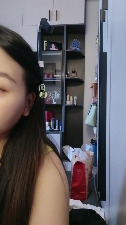 哺乳期良家小奶妈一个人在家奶完孩子陪狼友发骚，全程露脸美美哒淫声荡语互动撩骚，脱光了揉奶玩逼挤奶水 截图5