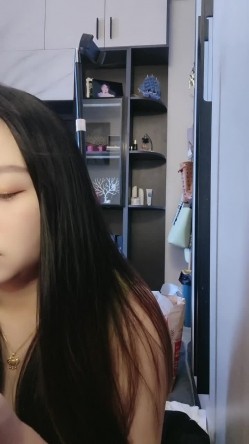 哺乳期良家小奶妈一个人在家奶完孩子陪狼友发骚，全程露脸美美哒淫声荡语互动撩骚，脱光了揉奶玩逼挤奶水 截图6