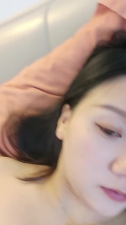 哺乳期良家小奶妈一个人在家奶完孩子陪狼友发骚，全程露脸美美哒淫声荡语互动撩骚，脱光了揉奶玩逼挤奶水 截图14