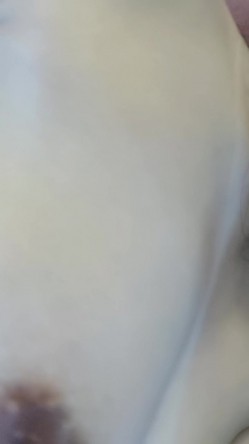 哺乳期良家小奶妈一个人在家奶完孩子陪狼友发骚，全程露脸美美哒淫声荡语互动撩骚，脱光了揉奶玩逼挤奶水 截图16