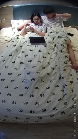 酒店偷拍学医的眼镜妹子被男友修剪阴毛后在他肚子上练习针灸提高他的性能力 截图2