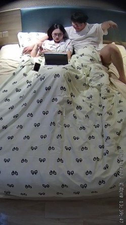 酒店偷拍学医的眼镜妹子被男友修剪阴毛后在他肚子上练习针灸提高他的性能力 截图4