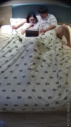 酒店偷拍学医的眼镜妹子被男友修剪阴毛后在他肚子上练习针灸提高他的性能力 截图5