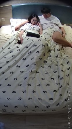 酒店偷拍学医的眼镜妹子被男友修剪阴毛后在他肚子上练习针灸提高他的性能力 截图6