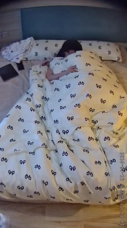 酒店偷拍学医的眼镜妹子被男友修剪阴毛后在他肚子上练习针灸提高他的性能力 截图8