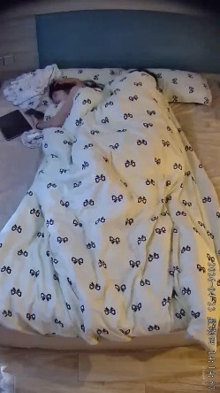 酒店偷拍学医的眼镜妹子被男友修剪阴毛后在他肚子上练习针灸提高他的性能力 截图14