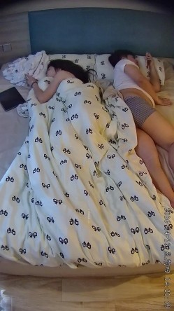 酒店偷拍学医的眼镜妹子被男友修剪阴毛后在他肚子上练习针灸提高他的性能力 截图16