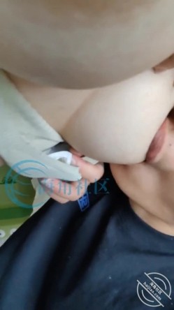 乱伦大神【嫂子的致命诱惑】，我在房间看黄片，嫂子突然闯进来把我给操了 截图15