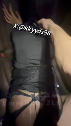 推特原创博主 KK[kkyyds98]极品肥臀女主完美大屁股黑丝车震 截图15