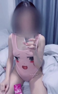 绿帽淫妻大神『NTR夫妻(cuckold34g)』原[绿帽日常][性瘾夫妻]，被单男轮番攻击 小洞洞都塞满大肉棒 截图3