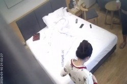 天眼酒店偷拍娇小甜美美女被男炮友放腿上抱着操穴 截图15