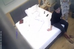 天眼酒店偷拍娇小甜美美女被男炮友放腿上抱着操穴 截图16
