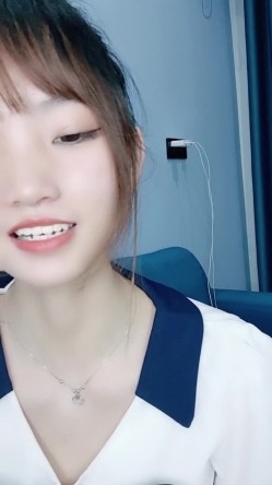 清纯乖巧邻家型美女下海全裸诱惑，脱掉内裤掰开超紧粉穴，我毛毛比较多，揉捏奶子诱人细腰，小声呻吟娇喘 截图1