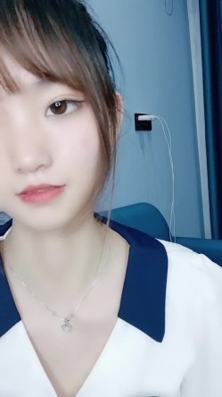 清纯乖巧邻家型美女下海全裸诱惑，脱掉内裤掰开超紧粉穴，我毛毛比较多，揉捏奶子诱人细腰，小声呻吟娇喘 截图2