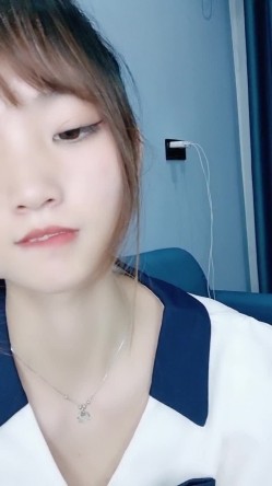 清纯乖巧邻家型美女下海全裸诱惑，脱掉内裤掰开超紧粉穴，我毛毛比较多，揉捏奶子诱人细腰，小声呻吟娇喘 截图3