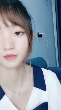 清纯乖巧邻家型美女下海全裸诱惑，脱掉内裤掰开超紧粉穴，我毛毛比较多，揉捏奶子诱人细腰，小声呻吟娇喘 截图4