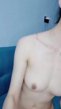 清纯乖巧邻家型美女下海全裸诱惑，脱掉内裤掰开超紧粉穴，我毛毛比较多，揉捏奶子诱人细腰，小声呻吟娇喘 截图6