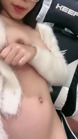 新人下海文静帽子妹妹！浓密逼毛掰穴特写！带上眼镜一脸呆萌，揉捏奶子展示身材 截图10